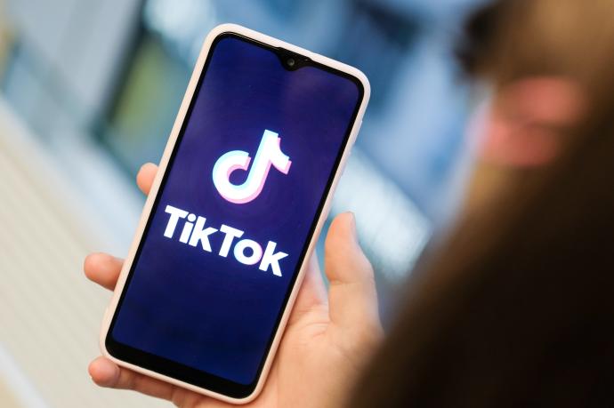 «El CEO de TikTok dimite ante las presiones de Trump a la compañía.»